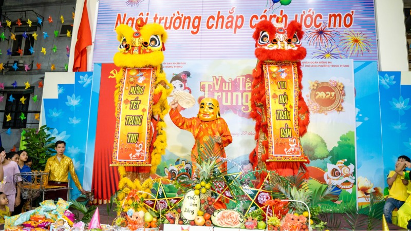 Múa lân đón Tết Trung thu tại trường học