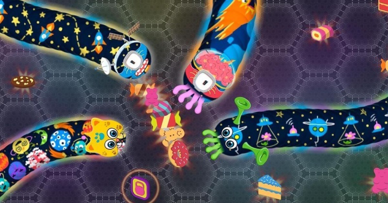 Các con rắn đầy màu sắc đang cạnh tranh ăn vật phẩm phát sáng