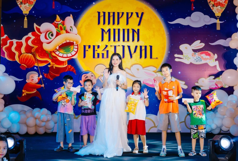 Nữ MC và các em nhỏ trên sân khấu Happy Moon Festival Trung Thu