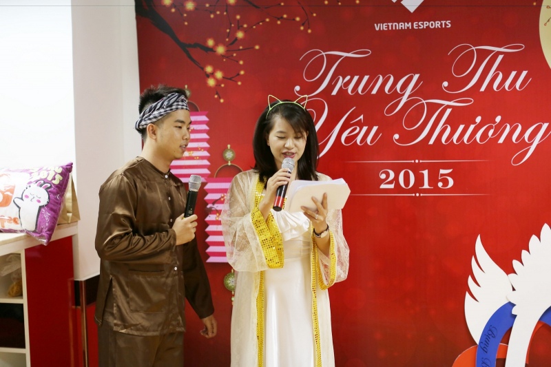 Hai MC trong trang phục truyền thống dẫn chương trình Trung Thu Yêu Thương