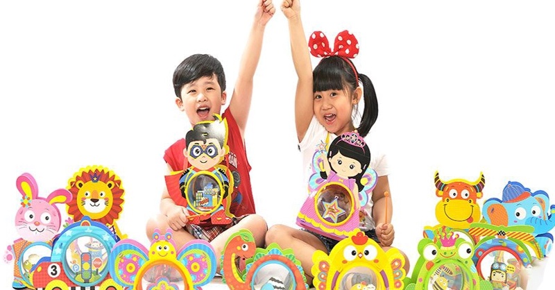 Bộ quà Trung thu gồm lồng đèn và đồ chơi sáng tạo cho bé