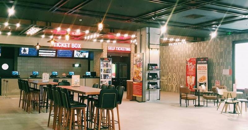 không gian phía ngoài rạp