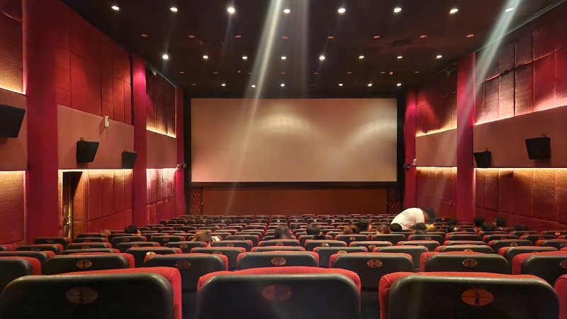 lối di chuyển bên trong rạp rộng rãi, thoáng đãng