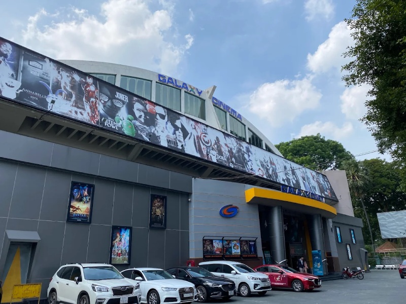 không gian bên ngoài rạp