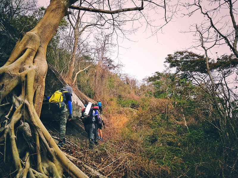 Trekking lên núi Bà Đen