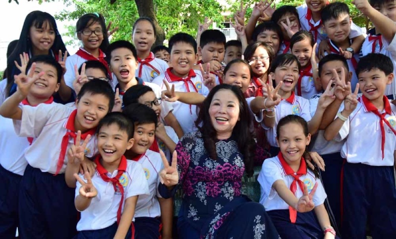 20-11-la-thu-may-co-duoc-nghi-khong-3 Cô giáo và học sinh tiểu học chụp ảnh kỷ niệm ngày 20/11