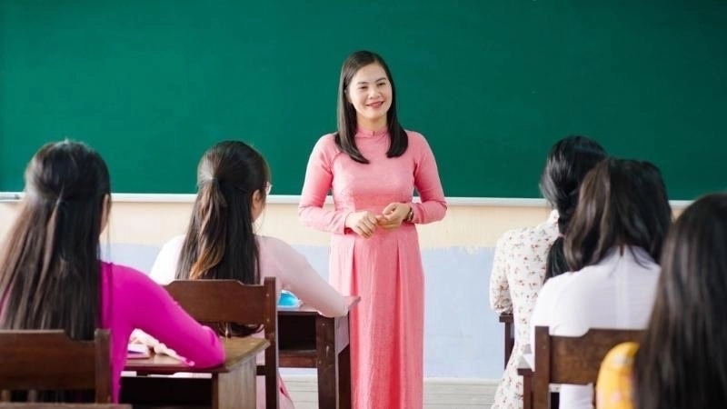 20-11-la-thu-may-co-duoc-nghi-khong-5 Cô giáo mặc áo dài hồng đứng giảng bài trước lớp học