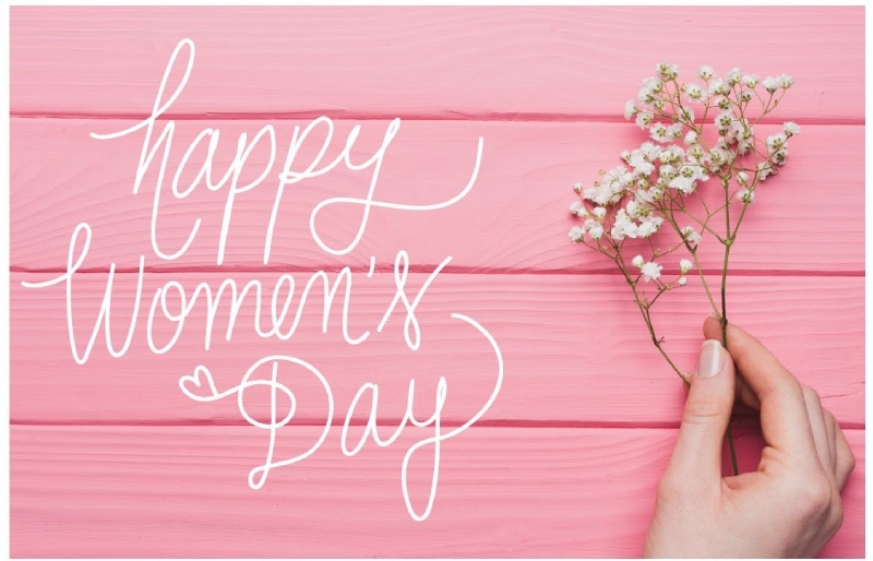 Thiệp chúc mừng Women's Day với hoa nhỏ và nền hồng