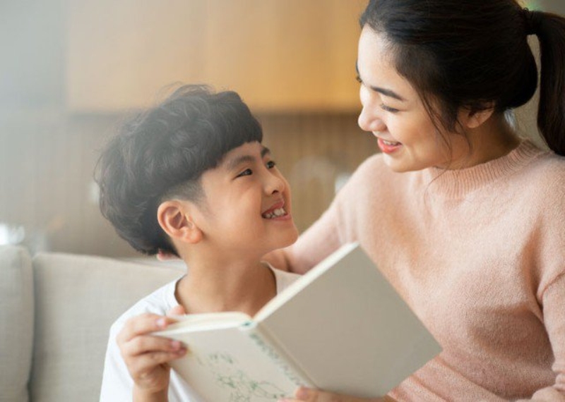 Mẹ và con cùng đọc sách cười vui