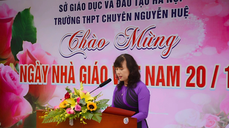 Cô giáo phát biểu tại lễ kỷ niệm 20/11 của Trường THPT Chuyên Nguyễn Huệ