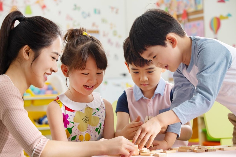 Cô giáo mầm non chơi cùng học sinh