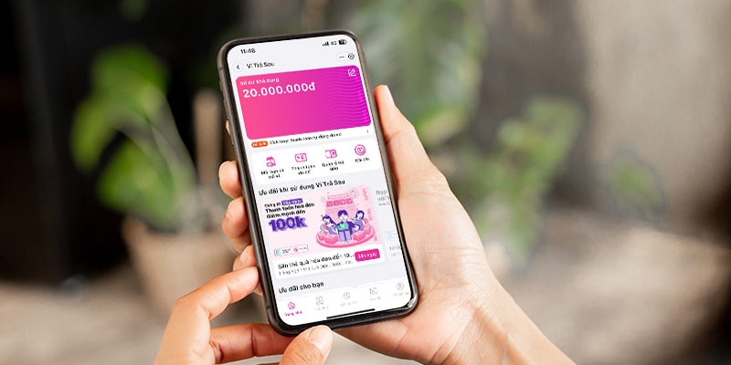 Người dùng mở ứng dụng MoMo xem số dư ví trả sau trên điện thoại