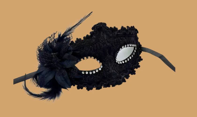 Mặt nạ hóa trang màu đen viền ren, đính đá và lông vũ