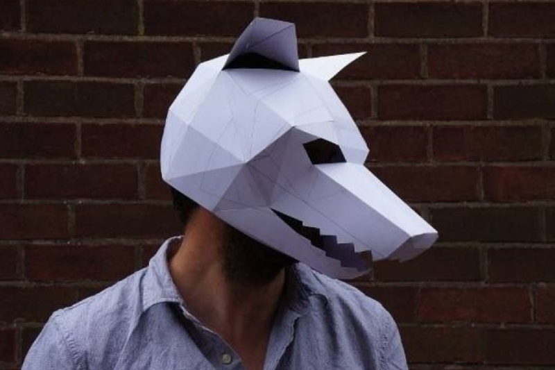 Mặt nạ sói trắng gấp giấy 3D đội trên đầu người đàn ông