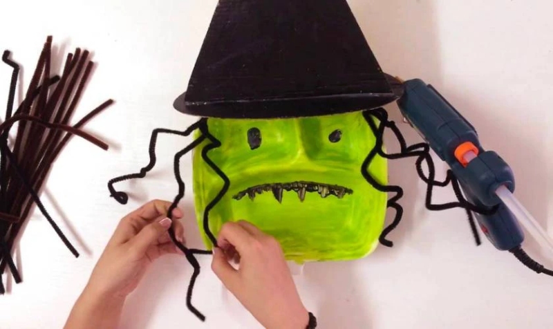 Tự làm mặt nạ phù thủy Halloween từ hộp xốp