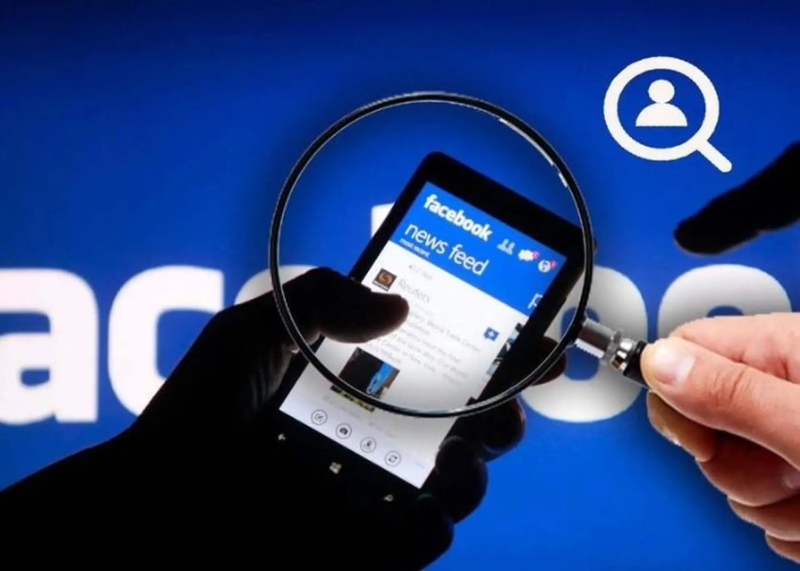 Newsfeed hiển thị bài đăng hoặc tài khoản lạ