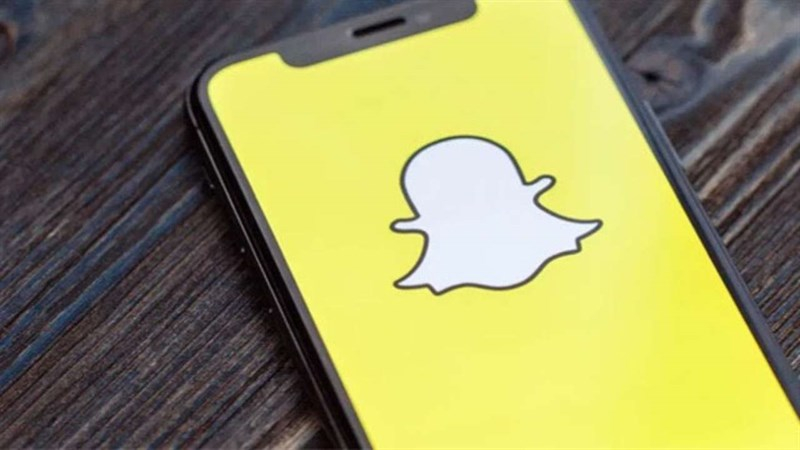 cach-tai-snapchat-ve-dien-thoai-2 Màn hình điện thoại mở ứng dụng Snapchat với logo nền vàng