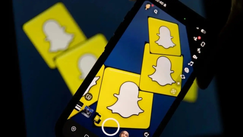 cach-tai-snapchat-ve-dien-thoai-6 Mở ứng dụng Snapchat trên điện thoại với logo màu vàng đặc trưng