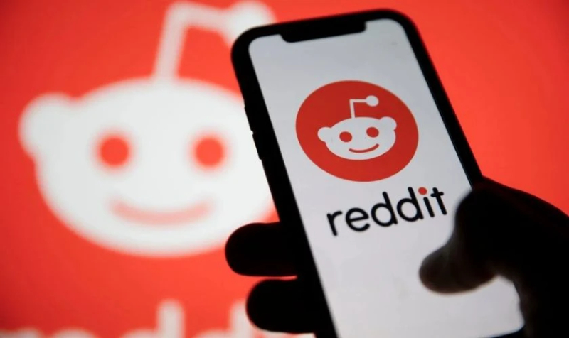 Biểu tượng Reddit hiển thị trên màn hình điện thoại