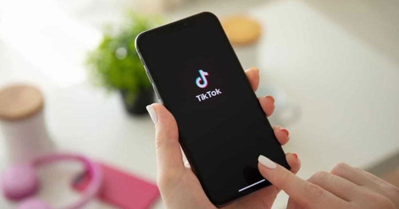 Mở ứng dụng TikTok trên điện thoại