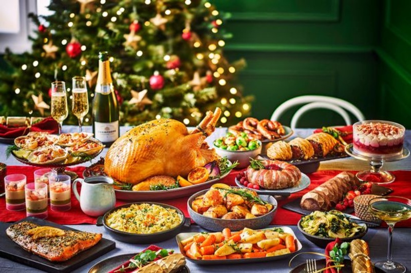 Bàn tiệc Giáng Sinh với gà nướng và các món ăn