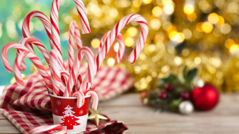 Kẹo gậy đỏ trắng trang trí cho dịp Noel