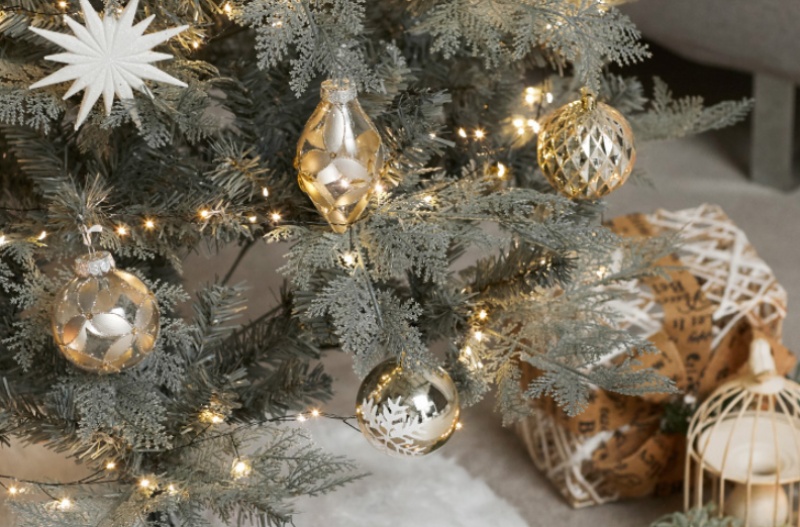 Trang trí cây thông Noel với quả châu vàng ánh kim
