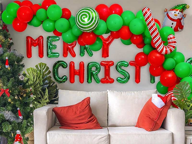 Trang trí phòng khách Giáng Sinh với bóng bay đỏ và xanh