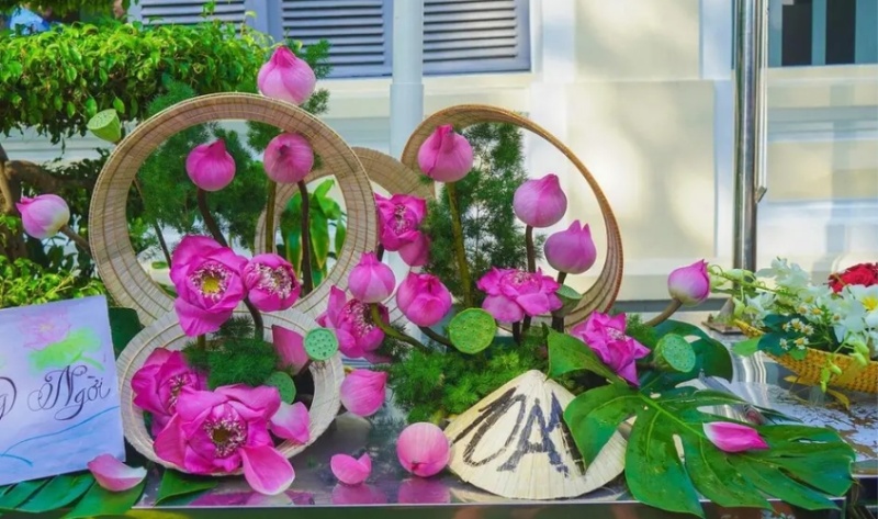 Cắm hoa sen và nón lá nghệ thuật dịp 20/10