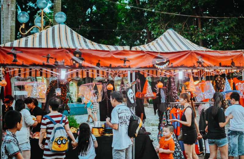 Hoạt động mua bán đồ Halloween tại Công viên văn hóa Đầm Sen