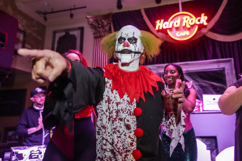 Hóa trang Halloween chú hề tại Hard Rock Coffee