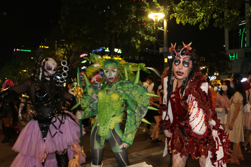 Hóa trang nhân vật tại phố đi bộ Nguyễn Huệ