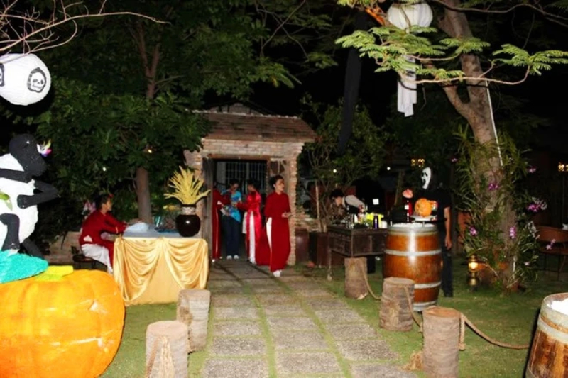 Khuôn viên chuẩn bị Halloween tại Khu du lịch Văn Thánh