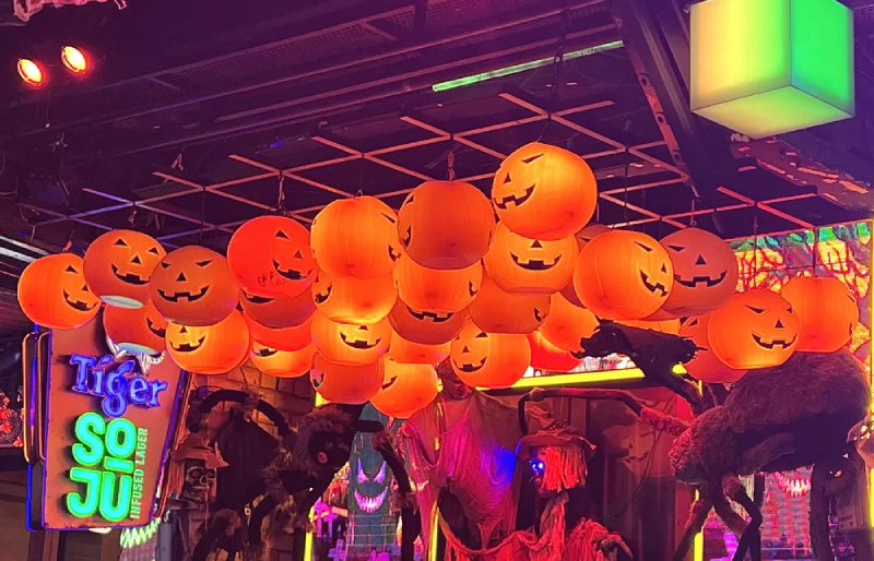 Bí ngô Halloween được trang trí tại quán phố Tây Bùi Viện