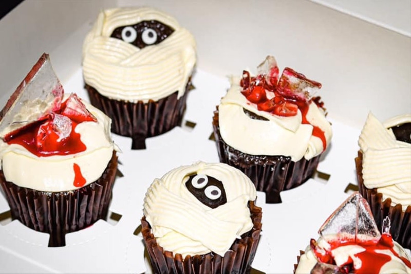 Món bánh cupcake găm kiếng vỡ