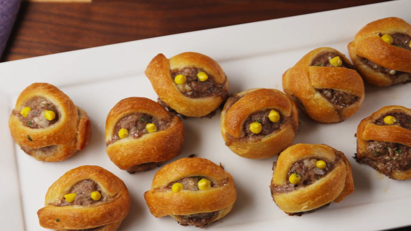 Món ăn viên thịt bọc bánh giòn vàng