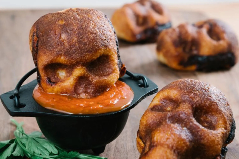 Bánh pizza tạo hình đầu lâu