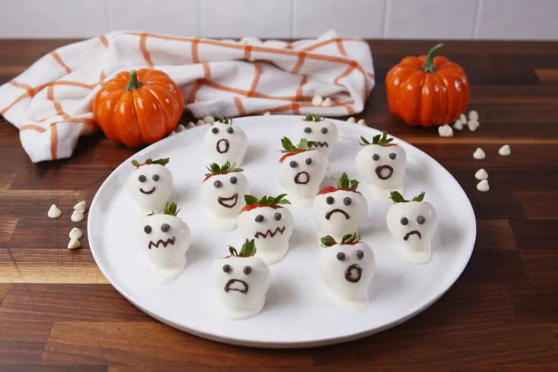 Các trái dâu phủ socola trắng tạo hình bóng ma