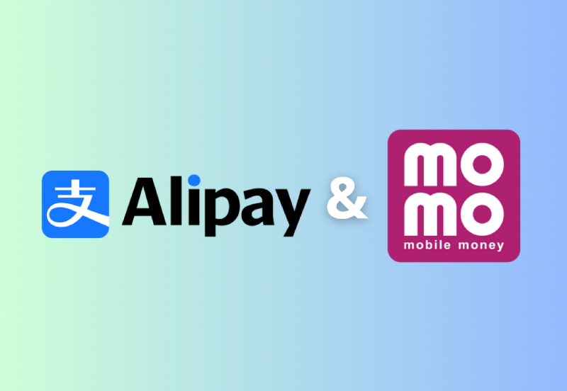 Logo Alipay và MoMo đặt cạnh nhau trên nền xanh nhạt