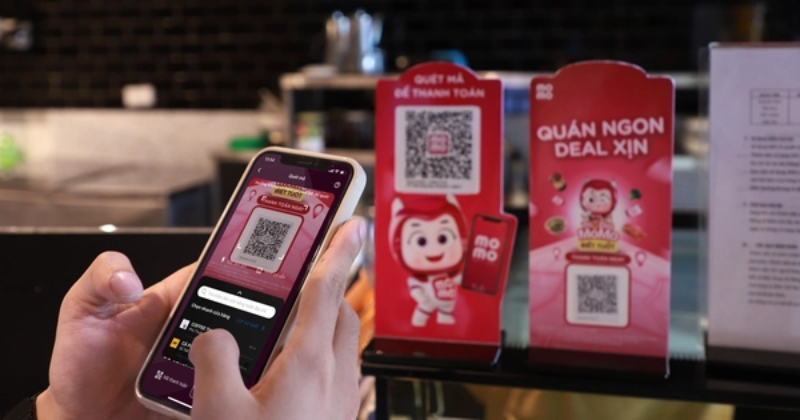 Thanh toán bằng cách quét mã QR MoMo tại quầy giao dịch