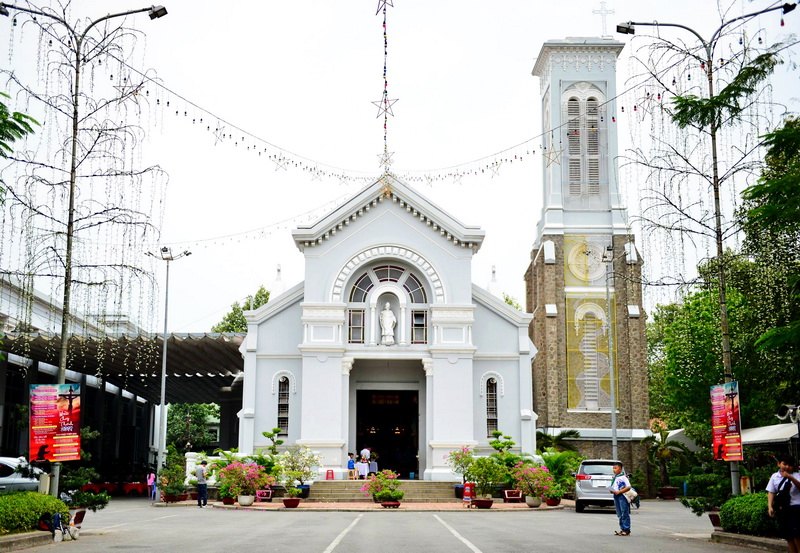 Nhà thờ Hạnh Thông Tây trang hoàng đèn Giáng Sinh lung linh