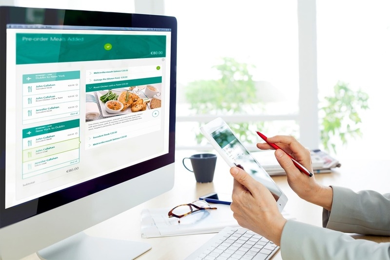 Nhân viên sử dụng máy tính và máy tính bảng để xử lý đơn hàng online