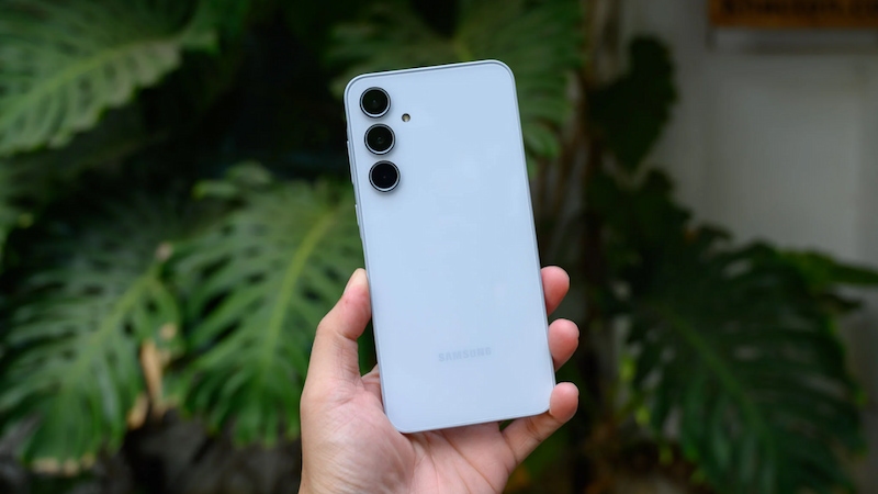 Điện thoại Samsung màu trắng cầm trên tay