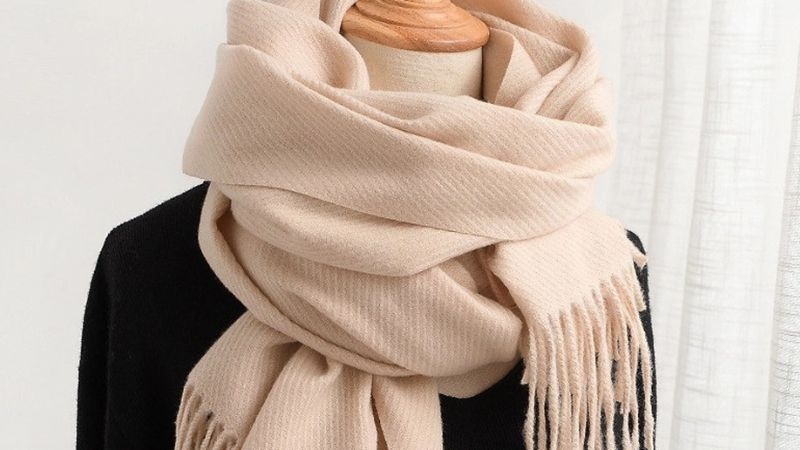 Khăn choàng cổ màu be trên ma-nơ-canh