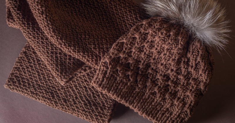 Mũ len và khăn len nâu đậm