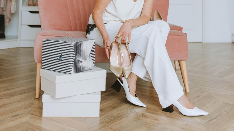 Người phụ nữ đang chọn giày cao gót