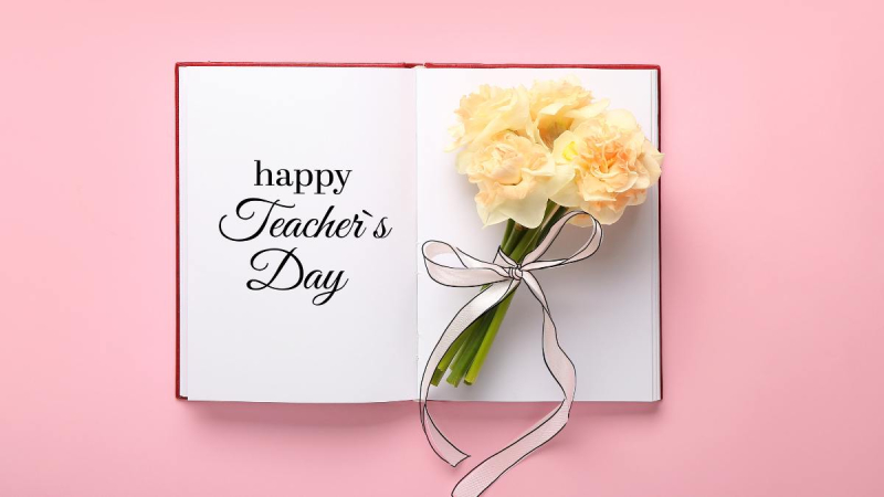Thiệp chúc mừng Teacher’s Day với cuốn sổ và bó hoa cẩm chướng vàng