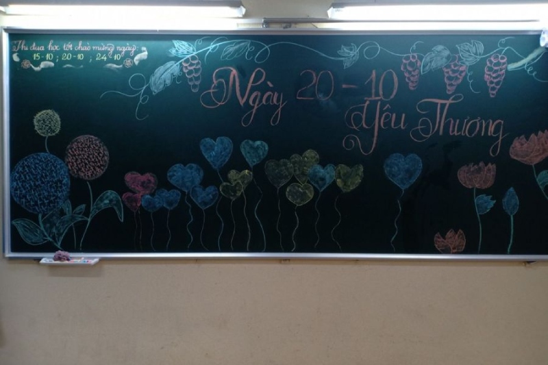 Trang trí bảng 20/10 với hoa cẩm tú cầu, trái tim và chữ yêu thương