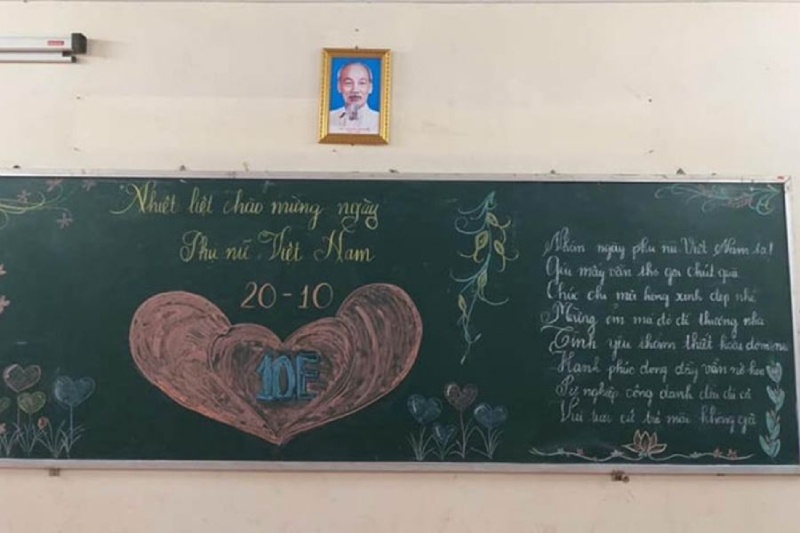 Bảng chào mừng 20/10 với hình trái tim lớn và bài thơ bên cạnh