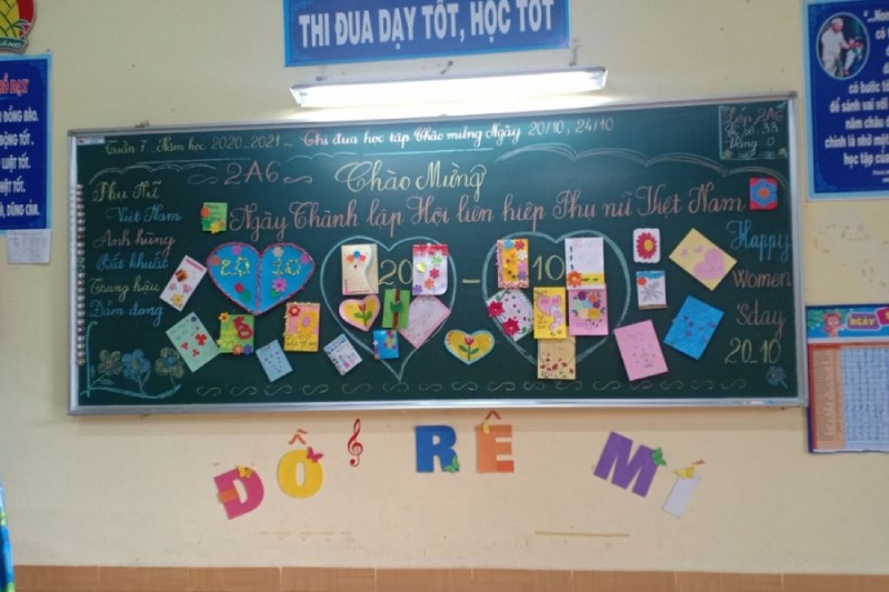 Bảng trang trí 20/10 với nhiều thiệp handmade đầy màu sắc